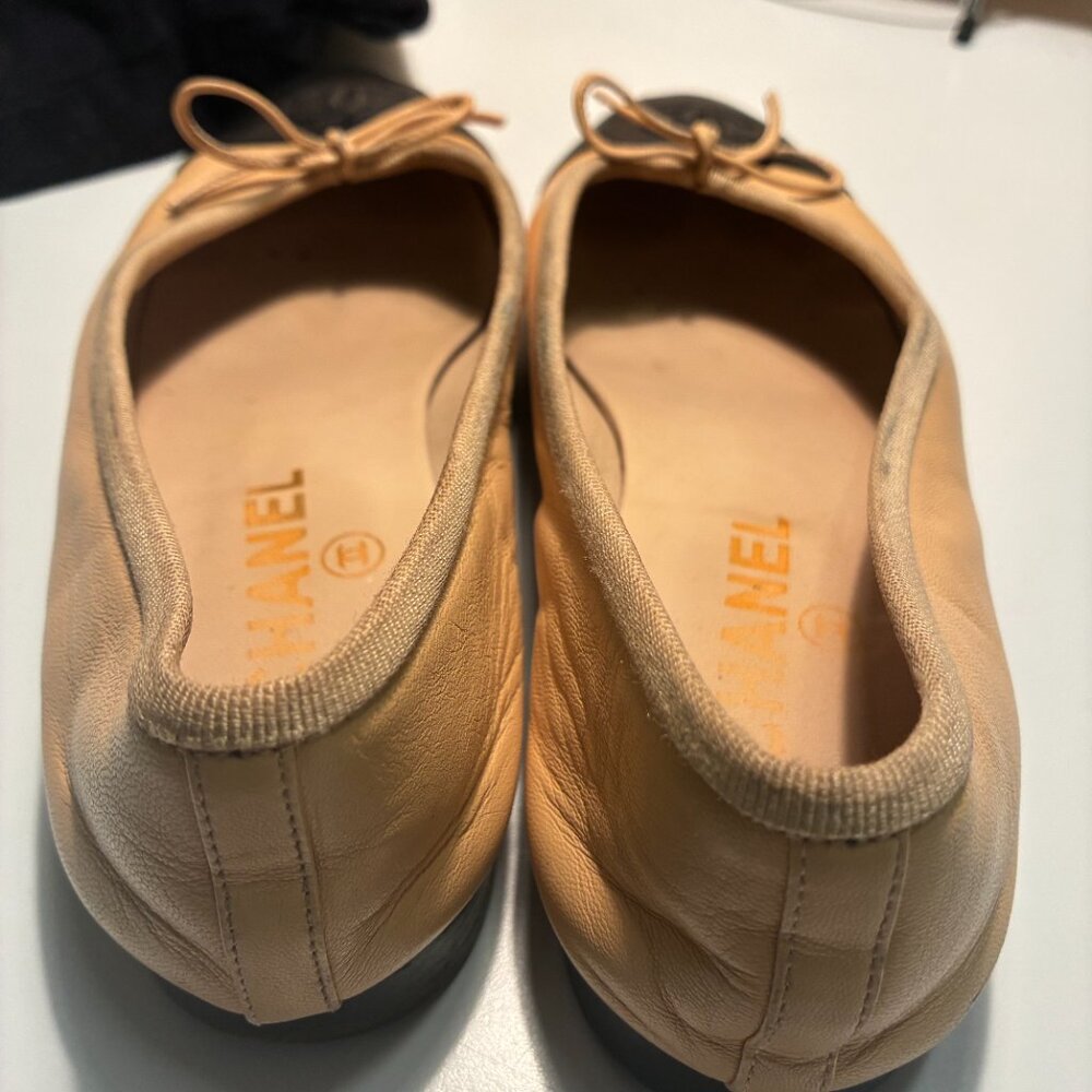 CHANEL Two-Tone cap toe Beige and Black Ballerina flats - Picture 8 of 14